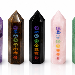 5 obeliscos de cristales con símbolos de los 7 chakras